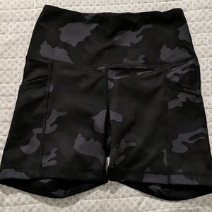 Yogalicious High Rise 5" seam Shorts XS